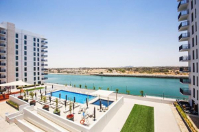 Lovely Waterfront Private 2BR Apartment Yas Island